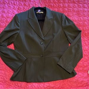 Well tailored blazer with sewn on contrast “belt”